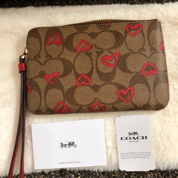❌Sold❌🔥Corner Zip Wristlet With Hearts Print - Picture 7 of 8